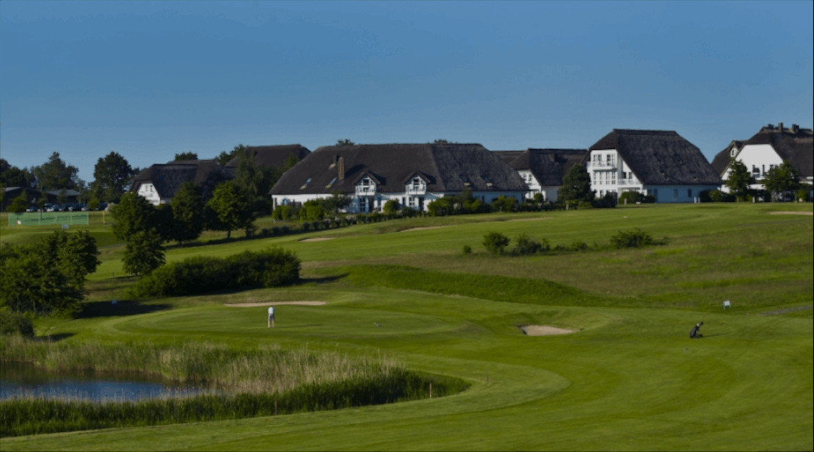 Abschlag mit dem Balmer See Golfball Golfplatz Balmer See